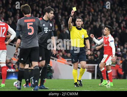 LONDON, ENGLAND - 7. MÄRZ 2017: Der griechische FIFA-Schiedsrichter Tasos Sidiropoulos zeigt während der zweiten Etappe des UEFA Champions League-Spiels von 16 zwischen Arsenal FC und Bayern München im Emirates Stadium eine gelbe Karte. Copyright: Cosmin Iftode/Picstaff Stockfoto