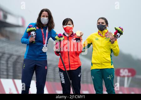 Paige Greco aus Australien auf dem Podium, nachdem sie die Bronzemedaille beim Straßenrennen der Frauen C1-3 bei den Paralympischen Spielen in Tokio gewonnen hatte. Stockfoto