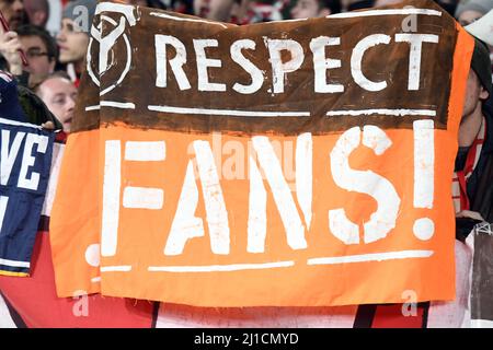 LONDON, ENGLAND - 7. MÄRZ 2017: Ein deutscher Fan zeigt während der zweiten Etappe der UEFA Champions League Runde 16 zwischen dem FC Arsenal und Bayern München im Emirates Stadium ein Banner. Copyright: Cosmin Iftode/Picstaff Stockfoto