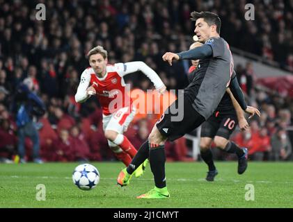 LONDON, ENGLAND - 7. MÄRZ 2017: Robert Lewandowski von Bayern schießt und punktet am Strafplatz während der zweiten Etappe der UEFA Champions League Runde 16 zwischen dem FC Arsenal und Bayern München im Emirates Stadium. Copyright: Cosmin Iftode/Picstaff Stockfoto