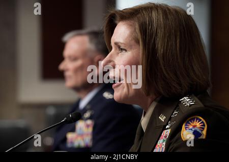 Washington, Usa. 24. März 2022. US Southern Command, Gn Laura Richardson, bezeugt vor dem Armed Services Committee des Senats während einer Anhörung zur Untersuchung der Haltung des United States Northern Command und des United States Southern Command im Dirksen Senate/Capitol Hill in Washington. Kredit: SOPA Images Limited/Alamy Live Nachrichten Stockfoto