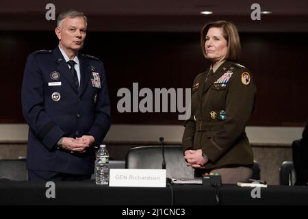 Washington, Usa. 24. März 2022. US Northern Command und North American Aerospace Defense Command, Gn Glen VanHerck (links) und US Southern Command, Gn Laura Richardson (rechts) während einer Anhörung zur Untersuchung der Haltung des United States Northern Command und des United States Southern Command im Dirksen Senat/Capitol Hill in Washington. Kredit: SOPA Images Limited/Alamy Live Nachrichten Stockfoto