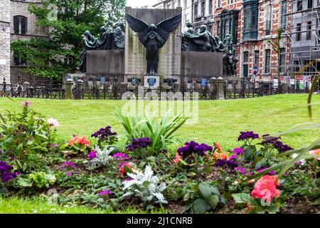 Das Denkmal der Brüder Hubert und Jan Van Eyck in der Innenstadt von Gent, Belgien mit Blick auf den Park Stockfoto