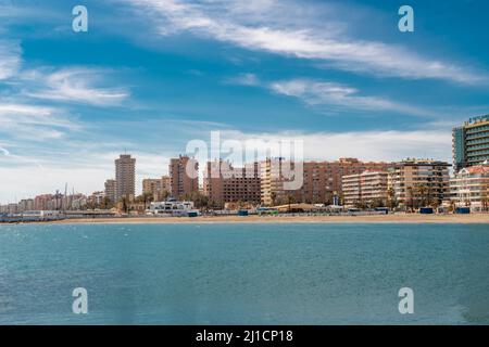 Panoramablick auf die Stadt Fuengirola. Blick auf die Promenade der Stadt, den Los Boliches Strand und den San Francisco Strand. Stockfoto