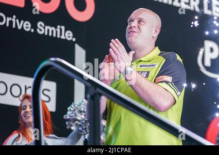ROTTERDAM, NIEDERLANDE - 24. MÄRZ: Michael van Gerwen aus den Niederlanden tritt am 7. Tag der Cazoo Premier League 2022 in Ahoy am 24. März 2022 in Rotterdam, Niederlande, gegen Michael Smith aus England an (Foto: Joris Verwijst/Orange Picles) Stockfoto