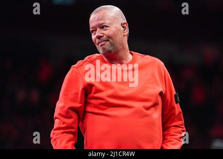 ROTTERDAM, NIEDERLANDE - 24. MÄRZ: Raymond van Barneveld während des siebten Tages der Cazoo Premier League 2022 in Ahoy am 24. März 2022 in Rotterdam, Niederlande (Foto: Joris Verwijst/Orange Picters) Stockfoto