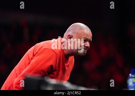 ROTTERDAM, NIEDERLANDE - 24. MÄRZ: Raymond van Barneveld während des siebten Tages der Cazoo Premier League 2022 in Ahoy am 24. März 2022 in Rotterdam, Niederlande (Foto: Joris Verwijst/Orange Picters) Stockfoto