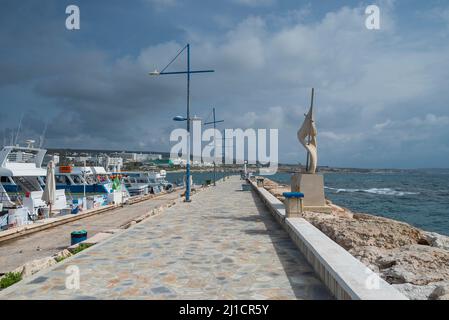 August 2020 , Zypern Ayia Napa , Uferpromenade mit Blick auf die Yacht Stockfoto