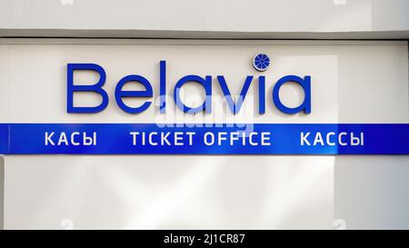 Minsk, Weißrussland - 24. März 2022: BELAVIA, ein Schild an den Ticketbüros der Fluggesellschaft im Zentrum von Minsk Stockfoto