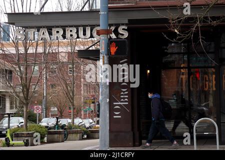 Seattle, USA. 23. März 2022. Starbucks-Logo im Viertel Capitol Hill in Seattle, das zur Gewerkschaftsanierung gewählt wurde. Der Starbucks Store stimmte am 22. März für die gewerkschaftliche Organisierung und damit für die erste erfolgreiche gewerkschaftliche Organisierung an einem Starbucks Standort in der Heimatstadt der Kaffeekette. (Bild: © Toby Scott/SOPA Images via ZUMA Press Wire) Stockfoto