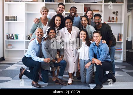 Gemeinsam unser Bestes geben, damit wir erfolgreich sein können. Porträt einer vielfältigen Gruppe von Geschäftsleuten, die in einem Büro zusammenstehen. Stockfoto