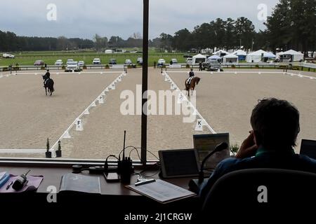 Raeford, North Carolina, USA. 24. März 2022. Reiter und Pferde treten beim Carolina International CCI and Horse Trial am 24. März 2022 im Carolina Horse Park in Raeford, North Carolina, in CCI4* Dressuren an. Der Carolina International CCI and Horse Trial ist einer der führenden Wettkampfwettbewerbe für nationale und internationale Wettkampfkombinationen in Nord AmericaÃs und veranstaltet CCI1*-S bis CCI4*-S und National Levels of Training through Advanced. (Bild: © Timothy L. Hale/ZUMA Press Wire) Stockfoto