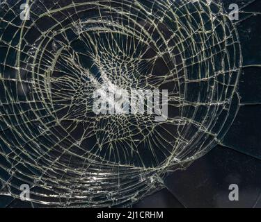 Nahaufnahme eines zerbrochenen und rissenen Glasschirms. Stockfoto