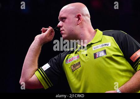 ROTTERDAM, NIEDERLANDE - 24. MÄRZ: Michael van Gerwen aus den Niederlanden tritt am 7. Tag der Cazoo Premier League 2022 in Ahoy am 24. März 2022 in Rotterdam, Niederlande, gegen Michael Smith aus England an (Foto: Joris Verwijst/Orange Picles) Stockfoto