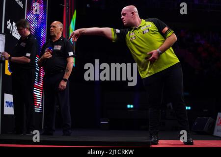 ROTTERDAM, NIEDERLANDE - 24. MÄRZ: Michael van Gerwen aus den Niederlanden tritt am 7. Tag der Cazoo Premier League 2022 in Ahoy am 24. März 2022 in Rotterdam, Niederlande, gegen Michael Smith aus England an (Foto: Joris Verwijst/Orange Picles) Stockfoto