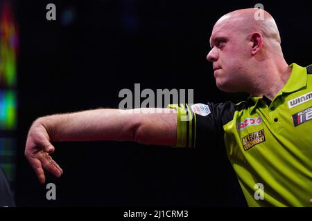 ROTTERDAM, NIEDERLANDE - 24. MÄRZ: Michael van Gerwen aus den Niederlanden tritt am 7. Tag der Cazoo Premier League 2022 in Ahoy am 24. März 2022 in Rotterdam, Niederlande, gegen Michael Smith aus England an (Foto: Joris Verwijst/Orange Picles) Stockfoto