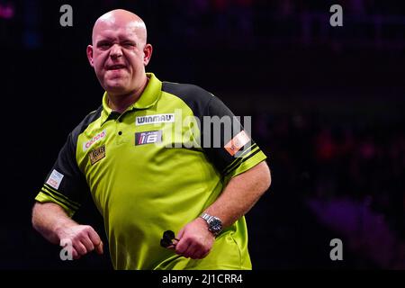 ROTTERDAM, NIEDERLANDE - 24. MÄRZ: Michael van Gerwen aus den Niederlanden tritt am 7. Tag der Cazoo Premier League 2022 in Ahoy am 24. März 2022 in Rotterdam, Niederlande, gegen Michael Smith aus England an (Foto: Joris Verwijst/Orange Picles) Stockfoto