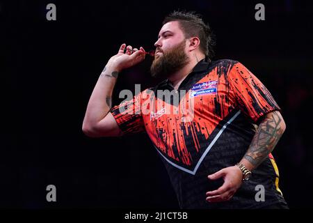 ROTTERDAM, NIEDERLANDE - 24. MÄRZ: Michael Smith aus England tritt am 7. Tag der Cazoo Premier League 2022 in Ahoy am 24. März 2022 in Rotterdam, Niederlande, gegen Michael van Gerwen aus den Niederlanden an (Foto: Joris Verwijst/Orange Picles) Stockfoto