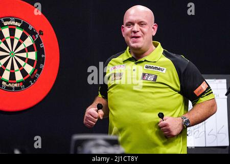 ROTTERDAM, NIEDERLANDE - 24. MÄRZ: Michael van Gerwen aus den Niederlanden tritt am 7. Tag der Cazoo Premier League 2022 in Ahoy am 24. März 2022 in Rotterdam, Niederlande, gegen Michael Smith aus England an (Foto: Joris Verwijst/Orange Picles) Stockfoto
