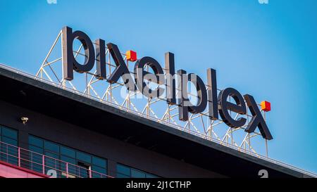 Minsk, Weißrussland - 24. März 2022: PIXELPLEX-Schild im Bürogebäude in Minsk Stockfoto