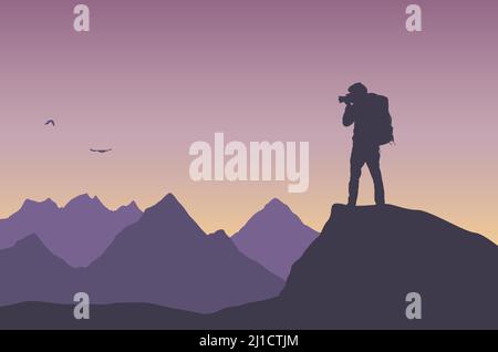 Flache Design-Illustration des Fotografen Tourist mit Kamera. Er steht auf einem Felsen und fotografiert die Berge und fliegenden Vögel am Abendhimmel - Stock Vektor