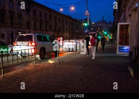 Lviv, Ukraine. 23. März 2022. Ein UN-SUV fährt im nächtlichen Verkehr. (Bild: © Ty O'Neil/SOPA Images via ZUMA Press Wire) Stockfoto