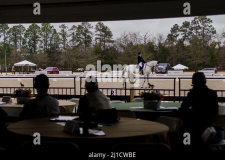 Raeford, North Carolina, USA. 24. März 2022. Zuschauer beobachten die Dressur von einem Gastgewerbezelt im Carolina International CCI and Horse Trial, 24. März 2022 im Carolina Horse Park in Raeford, North Carolina. Der Carolina International CCI and Horse Trial ist einer der führenden Wettkampfwettbewerbe für nationale und internationale Wettkampfkombinationen in Nord AmericaÃs und veranstaltet CCI1*-S bis CCI4*-S und National Levels of Training through Advanced. (Bild: © Timothy L. Hale/ZUMA Press Wire) Stockfoto