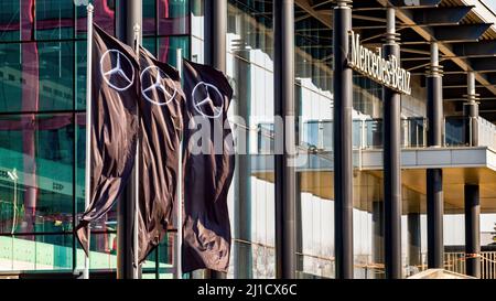 Minsk, Weißrussland - 24. März 2022: Mercedes-Benz. Flaggen mit Logo und Aufschrift auf dem Händlergebäude Stockfoto