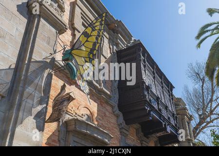 Fassade des Pavillons von Peru mit einem Holzbalkon in der Stadt Sevilla, in Spanien Stockfoto