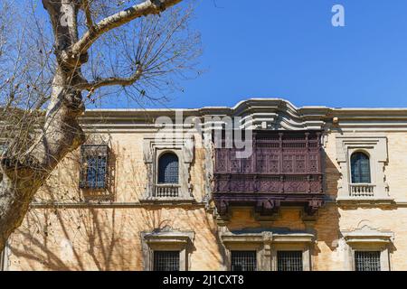 Fassade des Pavillons von Peru mit einem Holzbalkon in der Stadt Sevilla, in Spanien Stockfoto