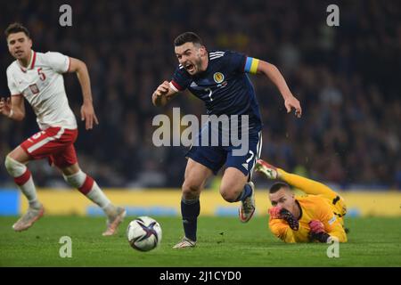 Glasgow, Schottland, 24.. März 2022. Bartłomiej Drągowski aus Polen und John McGinn aus Schottland während des Internationalen Freundschaftsspiel im Hampden Park, Glasgow. Bildnachweis sollte lauten: Neil Hanna / Sportimage Stockfoto