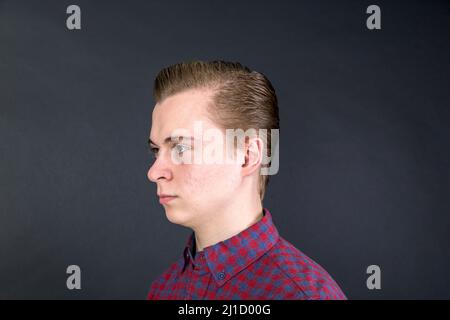 Portrait von unglücklichen sechzehn Jahre alten Jungen im Studio Stockfoto