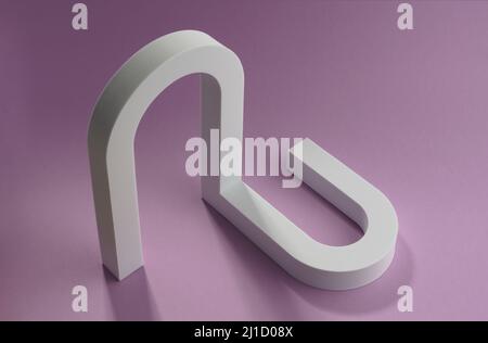 3D N und U Buchstaben Logo in moderner Form weißes Objekt auf violettem Hintergrund mit Kopierraum Stockfoto