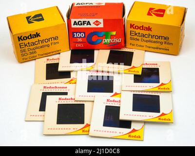 Alte Kodak und Agfa Diafilm-Boxen und Dias Stockfoto
