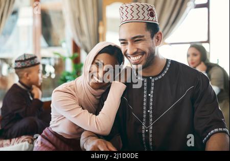 Sie ist meine einzige. Aufnahme eines jungen muslimischen Paares zusammen. Stockfoto