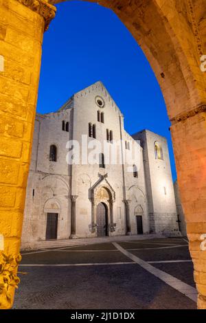 Bari - die Basilica di San Nicola in der Abenddämmerung Stockfoto