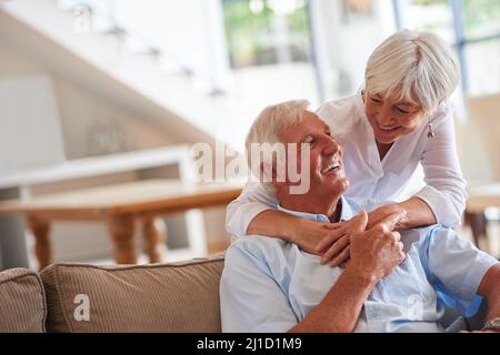 Unsere Liebe kann alles. Aufnahme eines glücklichen älteren Paares zu Hause. Stockfoto