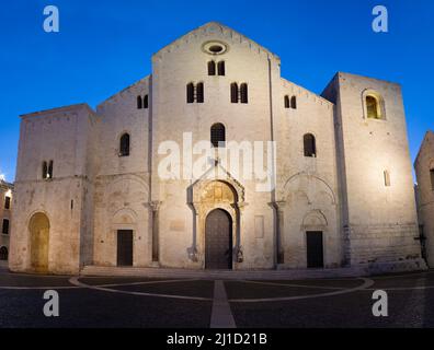 Bari - die Basilica di San Nicola in der Abenddämmerung Stockfoto