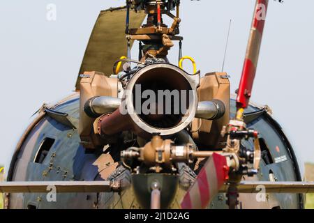 Nahaufnahme des Militärhubschrauber-Motors von hinten Stockfoto