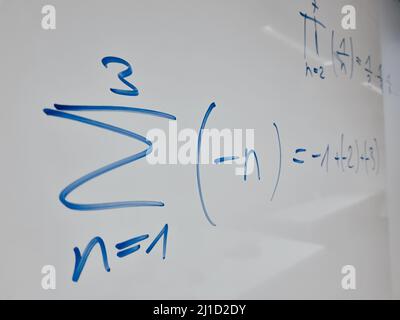 Mathematische Symbole einer Gleichung aus einem Mathematikvortrag auf einem Whiteboard Stockfoto