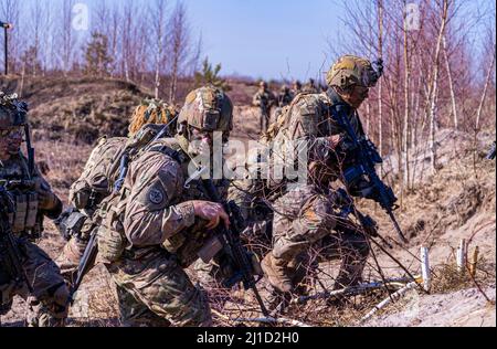 Fallschirmjäger aus dem 2.. Bataillon, 503. Fallschirmjäger-Regiment, 173. Luftbrigade, führen im Rahmen der Übung Sabre Strike in Riga, Lettland, am 22. März 2022, ein Live-Feuertraining durch. Sabre Strike wurde entwickelt, um die Interoperabilität mit unseren NATO-Verbündeten zu verbessern und die von uns entwickelten regionalen Beziehungen zu stärken. Sabre Strike ermöglicht NATO-Verbündeten, sich persönlich, professionell, technisch und taktisch zu vernetzen, um synergetische Effekte und eine kompetenere multinationale Kampftruppe zu schaffen. (USA Armee-Foto von SPC. Jonathan Thomas) Stockfoto