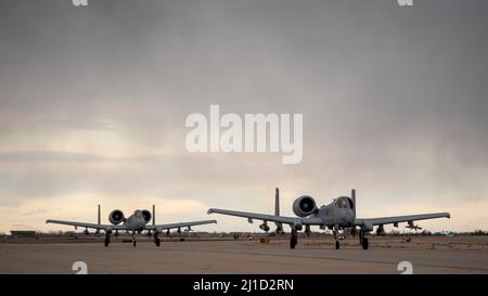 Zwei A-10 Thunderbolt IIS, vom 124. Fighter Wing der Idaho Air National Guard, Taxi zum Arm- und Entarmpad am Gowen Field, Boise, Idaho, 13. März 2022. Das Flugzeug führte Trainingsflüge in den Ranges südlich des Air Force Base Mountain Home durch. (USA Foto der Air National Guard von Senior Master Sgt. Joshua C. Allmaras) Stockfoto