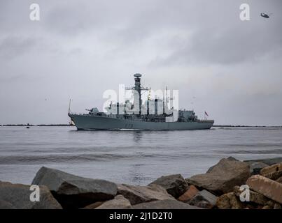 MARINESTÜTZPUNKT MAYPORT, Florida - (März 24.. März 2022) – die Königliche Navy-Fregatte HMS Portland (F79) kommt am Naval Station Mayport, Florida, am 24.. März 2022 an. HMS Portland besucht die Naval Station Mayport zu einem planmäßigen Hafenbesuch. (USA Navy Foto von Mass Communication Specialist 2. Class Austin G. Collins/veröffentlicht) Stockfoto