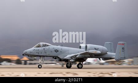 Ein A-10 Thunderbolt II, vom 124. Fighter Wing der Idaho Air National Guard, hebt am 13. März 2022 vom Gowen Field, Boise, Idaho, ab. Das Flugzeug flog, um Trainingsflüge in den Ranges südlich des Air Force Base Mountain Home durchzuführen. (USA Foto der Air National Guard von Senior Master Sgt. Joshua C. Allmaras) Stockfoto