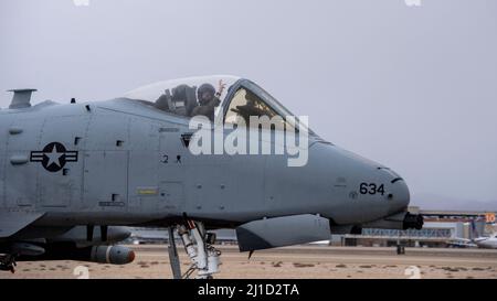 Ein Pilot der 190. Fighter Squadron der Idaho Air National Guard winkt, als er zum Arm- und Entwaffnung-Pad in Gowen Field, Boise, Idaho, am 13. März 2022 fährt. Das Flugzeug führte Trainingsflüge in den Ranges südlich des Air Force Base Mountain Home durch. (USA Foto der Air National Guard von Senior Master Sgt. Joshua C. Allmaras) Stockfoto