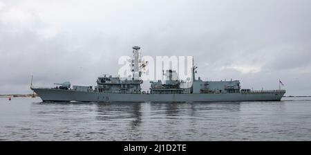 MARINESTÜTZPUNKT MAYPORT, Florida - (März 24.. März 2022) – die Königliche Navy-Fregatte HMS Portland (F79) kommt am Naval Station Mayport, Florida, am 24.. März 2022 an. HMS Portland besucht die Naval Station Mayport zu einem planmäßigen Hafenbesuch. (USA Navy Foto von Mass Communication Specialist 2. Class Austin G. Collins/veröffentlicht) Stockfoto