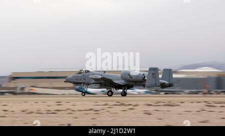 Ein A-10 Thunderbolt II, vom 124. Fighter Wing der Idaho Air National Guard, hebt am 13. März 2022 vom Gowen Field, Boise, Idaho, ab. Das Flugzeug flog, um Trainingsflüge in den Ranges südlich des Air Force Base Mountain Home durchzuführen. (USA Foto der Air National Guard von Senior Master Sgt. Joshua C. Allmaras) Stockfoto