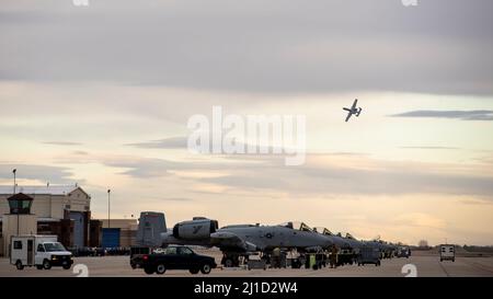 Ein A-10 Thunderbolt II, vom 124. Fighter Wing der Idaho Air National Guard, hebt am 13. März 2022 vom Gowen Field, Boise, Idaho, ab. Das Flugzeug flog, um Trainingsflüge in den Ranges südlich des Air Force Base Mountain Home durchzuführen. (USA Foto der Air National Guard von Senior Master Sgt. Joshua C. Allmaras) Stockfoto