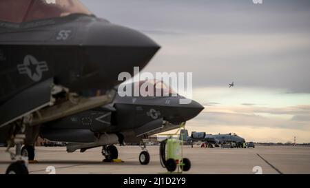 Ein A-10 Thunderbolt II, vom 124. Fighter Wing der Idaho Air National Guard, hebt am 13. März 2022 vom Gowen Field, Boise, Idaho, ab. Das Flugzeug flog, um Trainingsflüge in den Ranges südlich des Air Force Base Mountain Home durchzuführen. (USA Foto der Air National Guard von Senior Master Sgt. Joshua C. Allmaras) Stockfoto
