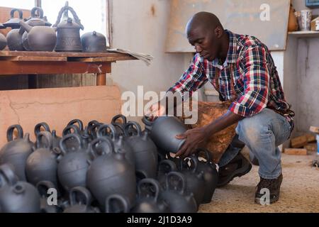 Potter Qualität von keramischen Objekten prüfen Stockfoto